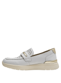 Mocasín blanco de cuero para mujer, versátil para looks urbanos con falda midi.