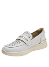 Mocasín de cuero blanco para mujer, ideal para combinar con jeans o pantalón sastre.