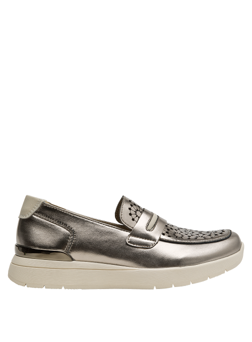 Diseño moderno de mocasín acero en cuero, perfecto para oficina y salidas informales.