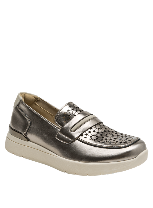 Diseño moderno de mocasín acero en cuero, perfecto para oficina y salidas informales.