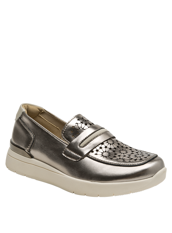 Diseño moderno de mocasín acero en cuero, perfecto para oficina y salidas informales.