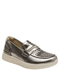 Diseño moderno de mocasín acero en cuero, perfecto para oficina y salidas informales.