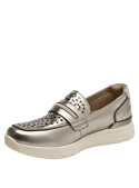 Detalle del empeine limpio en mocasín de cuero acero, ideal para estilo casual.
