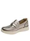 Detalle del empeine limpio en mocasín de cuero acero, ideal para estilo casual.