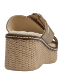 Sandalia beige de cuero para mujer con plataforma plana y punta abierta.
