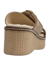 Sandalia beige de cuero para mujer con plataforma plana y punta abierta.