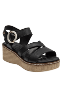 Sandalia plana negra de cuero para mujer con tiras minimalistas y punta abierta.
