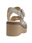Cuero beige minimalista en sandalia casual para mujer, ideal para día o noche.
