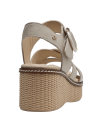 Cuero beige minimalista en sandalia casual para mujer, ideal para día o noche.