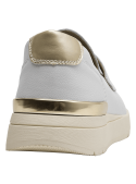 Calzado casual de cuero blanco para mujer, con capellada lisa y forro de microfibra.
