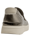 Mocasín de cuero acero con punta redonda y cuña de 4 cm, diseño sin cordones para mujer.