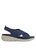 Sandalia azul textil, estilo deportivo para outfits con jeans y chaqueta.