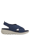 Sandalia azul textil, estilo deportivo para outfits con jeans y chaqueta.