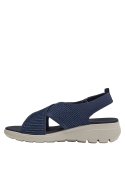 Sandalia deportiva azul con punta abierta, diseño versátil para clima cálido.
