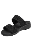 Sandalia negra deportiva de cuña para mujer con diseño minimalista y capellada textil.