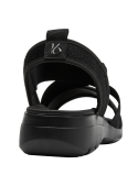 Calzado deportivo negro para mujer con cuña de 5 cm y tiras destacadas.