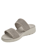 Sandalia deportiva gris de mujer con taco cuña y punta abierta, diseño textil versátil.
