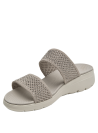 Sandalia deportiva gris de mujer con taco cuña y punta abierta, diseño textil versátil.