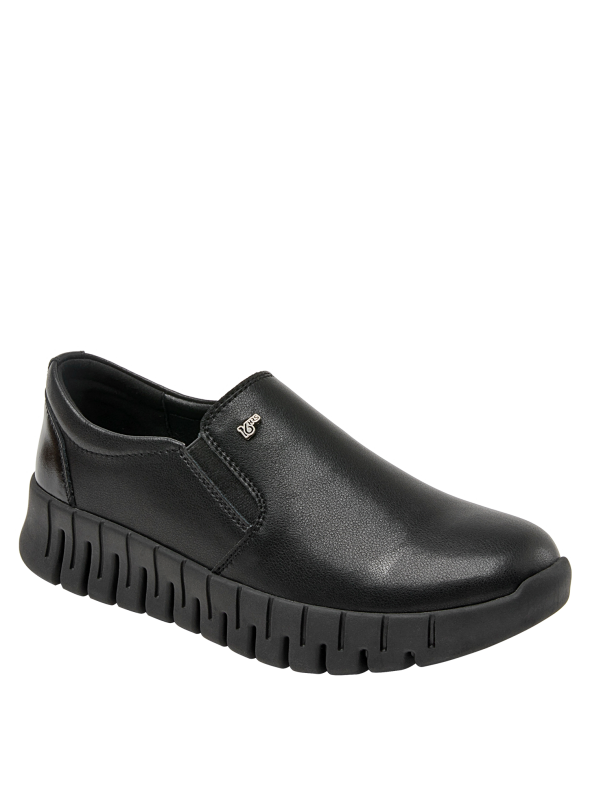 zapatilla beige de cuero, diseño moderno y juvenil, con taco plano de 3 cm para estilizar la figura.
