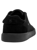Zapato negro de cuero para hombre con punta redonda y taco plano, diseño clásico y versátil.