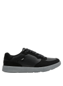 Calzado casual negro para hombre, ideal con jeans y chaquetas ligeras.