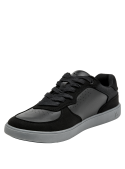 Zapatilla masculina negra con cordones clásicos y ojales reforzados.