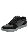 Zapatilla masculina negra con cordones clásicos y ojales reforzados.