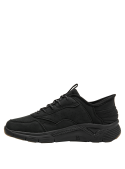 zapatilla negra de líneas limpias para hombre, adecuada para un look casual con pantalón chino
