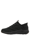 zapatilla negra de líneas limpias para hombre, adecuada para un look casual con pantalón chino