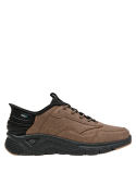 Zapatilla masculina camel, perfecta para combinar con jeans o joggers.