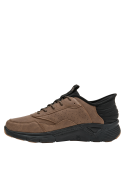 Zapatilla camel con líneas limpias, ideal para la ciudad.