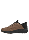 Zapatilla camel con líneas limpias, ideal para la ciudad.