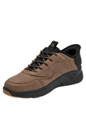 Calzado sintético camel para hombre, diseño versátil y cómodo.