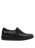Zapato plano negro de cuero para mujer, combina con jeans o falda midi para un estilo urbano.