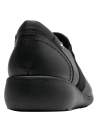 Zapato plano de cuero negro para mujer con punta redonda y taco de 4 cm, ideal para looks casuales.