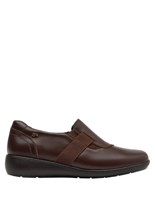 Zapato de cuero café con forro de microfibra, ofreciendo suavidad al contacto.