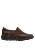 Calzado casual para mujer en cuero café, perfecto para combinar con diferentes atuendos.