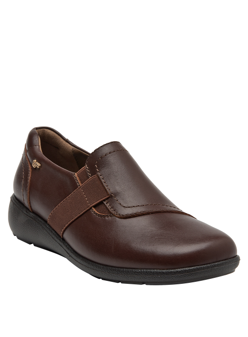 Zapato de cuero café con forro de microfibra, ofreciendo suavidad al contacto.