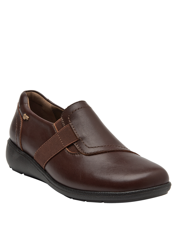 Zapato de cuero café con forro de microfibra, ofreciendo suavidad al contacto.