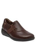 Zapato de cuero café con forro de microfibra, ofreciendo suavidad al contacto.