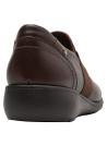 Zapato casual de cuero café para mujer con punta redonda y taco plano de 4 cm.