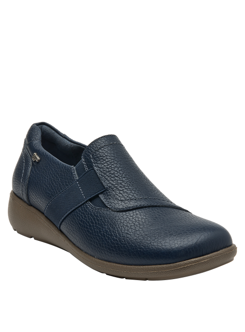 Zapato de cuero azul con líneas minimalistas, complemento ideal para jeans o vestidos midi.