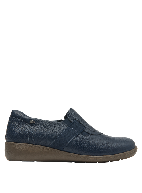 Zapato de cuero azul con líneas minimalistas, complemento ideal para jeans o vestidos midi.
