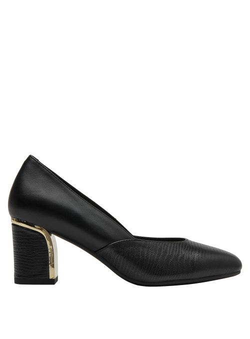 Silueta atemporal de zapato en cuero negro que combina con traje o jeans.
