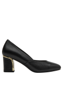 Zapato de cuero negro con tacón bloque, versátil para estilos formales y urbanos.