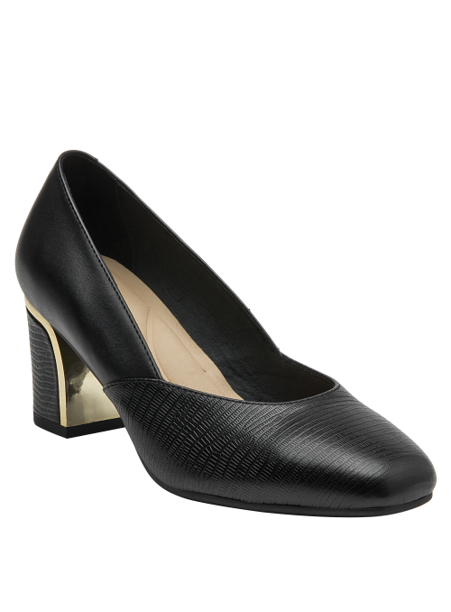 Silueta atemporal de zapato en cuero negro que combina con traje o jeans.