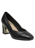 Silueta atemporal de zapato en cuero negro que combina con traje o jeans.