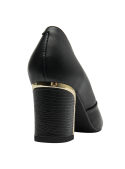 Zapato formal de mujer en cuero negro, ideal para oficina o salidas urbanas.