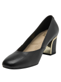 Zapato de tacón bloque negro en cuero con diseño clásico de punta redonda y acabado limpio.