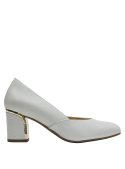 Zapato de taco bloque blanco de cuero, combina altura y estabilidad con estilo moderno.